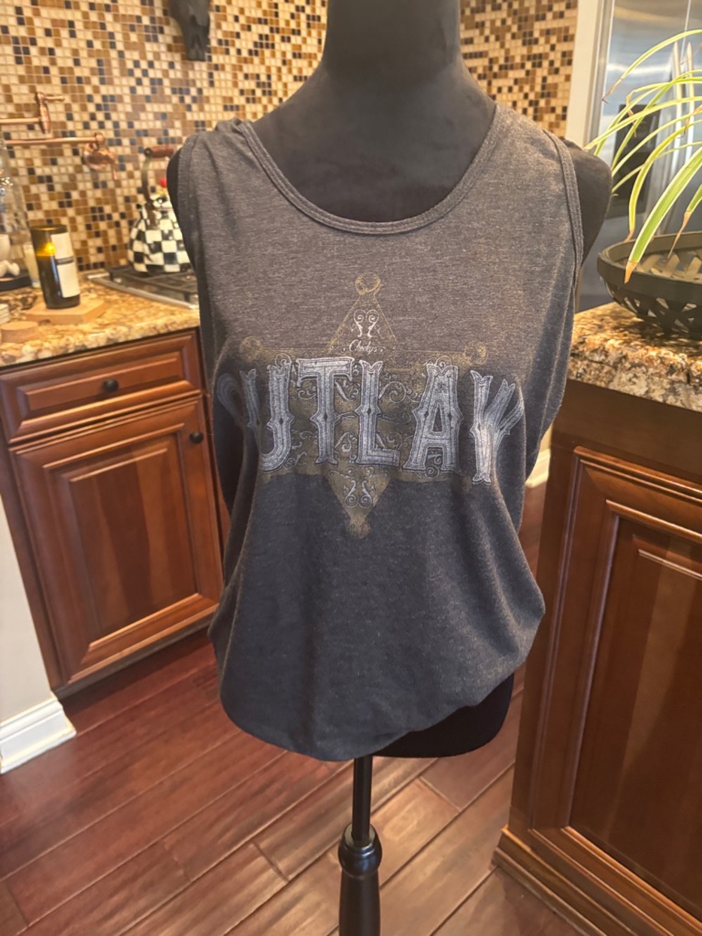 Vintage-Inspired Dark Gray Graphic Muscle Tank Top Outlaw